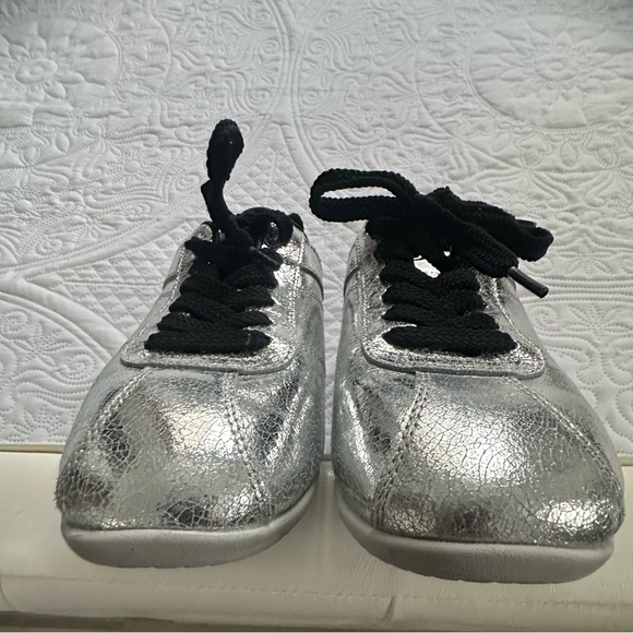 Women's Silver PONY sneakers, Size 8 M - Picture 7 of 10